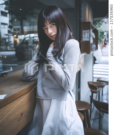 灰色和白色女裝 137836960