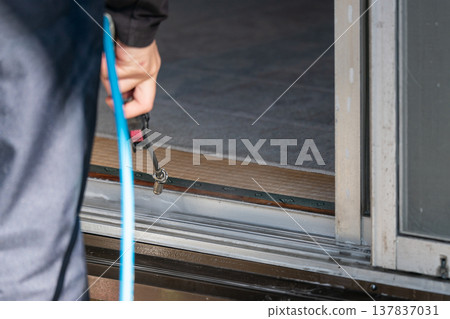 Window cleaning/high pressure washing 137837031