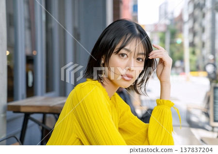 身穿黃色服裝的女子 137837204