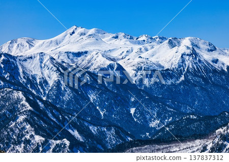 Mt. Norikura in the snow-capped Northern Alps 137837312