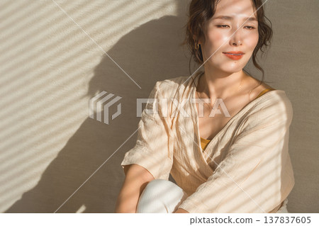 夕陽西下，窗邊站著一位女士（模特兒、時尚、光線、陰影） 137837605