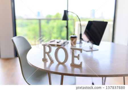 桌上的就業紀錄信 137837880