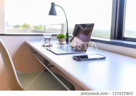 窗邊明亮的工作空間 137837903