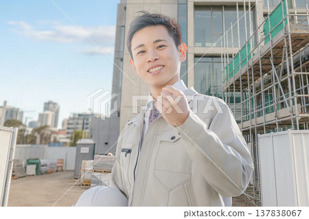 工地和精力充沛的工人 工地和精力充沛的工人 137838067