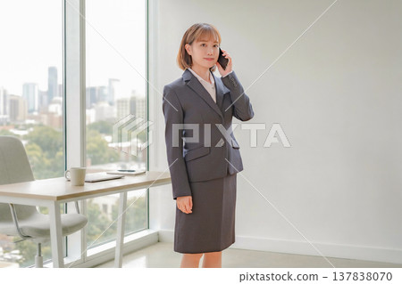 Businesswoman answering the phone 137838070