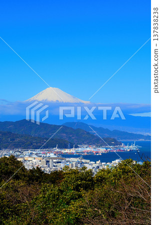 Mount Fuji with its snow-capped peak, as seen from Nihondaira in Shizuoka Prefecture. Mount Fuji with its snow-capped peak, as seen from Nihondaira in Shizuoka Prefecture. 137838238