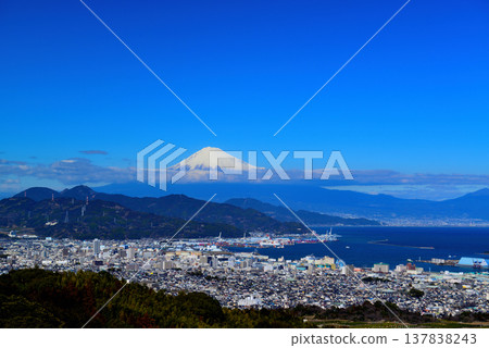 Mount Fuji with its snow-capped peak, as seen from Nihondaira in Shizuoka Prefecture. Mount Fuji with its snow-capped peak, as seen from Nihondaira in Shizuoka Prefecture. 137838243