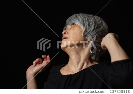 一位白髮蒼蒼的老婦人，看起來隨時都會倒下。 137838518