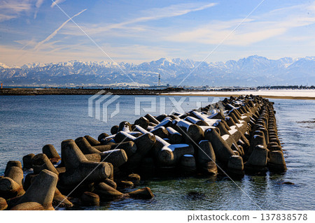 A seaside park in Toyama Prefecture where you can see the Tateyama mountain range and the Noto Peninsula beautifully in winter. A seaside park in Toyama Prefecture where you can see the Tateyama mountain range and the Noto Peninsula beautifully in winter. 137838578