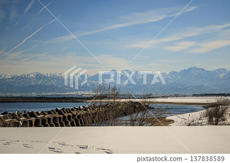 A seaside park in Toyama Prefecture where you can see the Tateyama mountain range and the Noto Peninsula beautifully in winter. 137838589