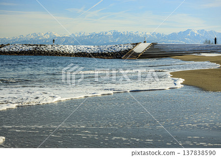 位於富山縣的海濱公園,冬季可欣賞美麗的立山山脈和能登半島景色。 位於富山縣的海濱公園,冬季可欣賞美麗的立山山脈和能登半島景色。 137838590