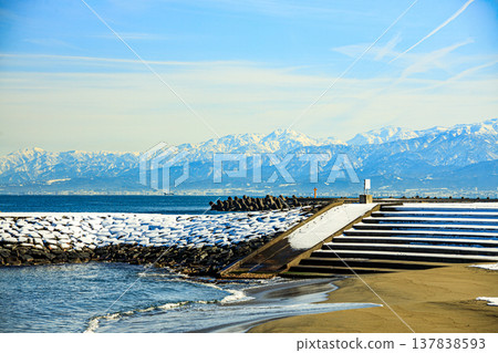 A seaside park in Toyama Prefecture where you can see the Tateyama mountain range and the Noto Peninsula beautifully in winter. A seaside park in Toyama Prefecture where you can see the Tateyama mountain range and the Noto Peninsula beautifully in winter. 137838593