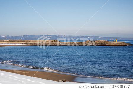 位於富山縣的海濱公園，冬季可欣賞美麗的立山山脈和能登半島景色。 137838597