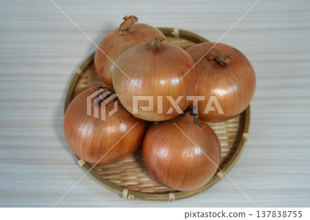 淡路島肥沃土壤中生長的甜洋蔥 137838755