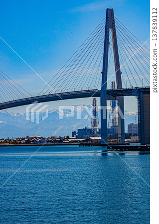 The air is clear in winter, and the Tateyama mountain range is beautifully visible at Kaiomaru Park. 137839112