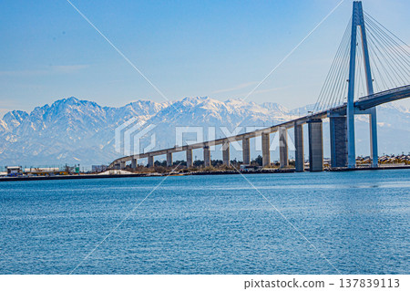 The air is clear in winter, and the Tateyama mountain range is beautifully visible at Kaiomaru Park. The air is clear in winter, and the Tateyama mountain range is beautifully visible at Kaiomaru Park. 137839113