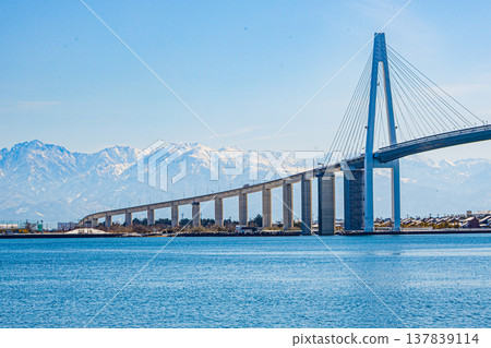 冬季空氣清新，在海王丸公園可以欣賞到美麗的立山山脈景色。 137839114