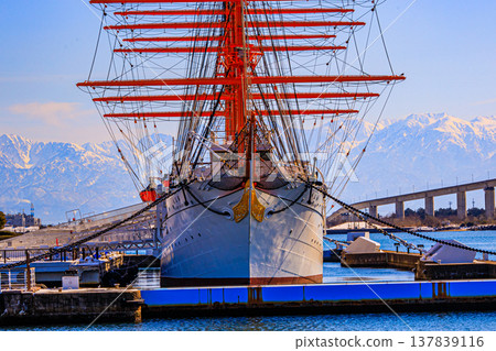 The air is clear in winter, and the Tateyama mountain range is beautifully visible at Kaiomaru Park. The air is clear in winter, and the Tateyama mountain range is beautifully visible at Kaiomaru Park. 137839116