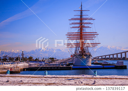 The air is clear in winter, and the Tateyama mountain range is beautifully visible at Kaiomaru Park. The air is clear in winter, and the Tateyama mountain range is beautifully visible at Kaiomaru Park. 137839117
