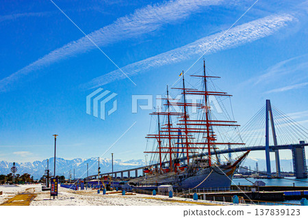 The air is clear in winter, and the Tateyama mountain range is beautifully visible at Kaiomaru Park. The air is clear in winter, and the Tateyama mountain range is beautifully visible at Kaiomaru Park. 137839123