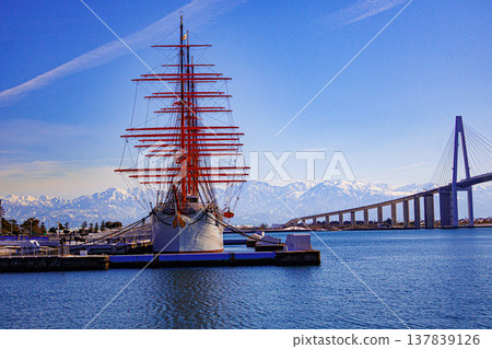 The air is clear in winter, and the Tateyama mountain range is beautifully visible at Kaiomaru Park. The air is clear in winter, and the Tateyama mountain range is beautifully visible at Kaiomaru Park. 137839126