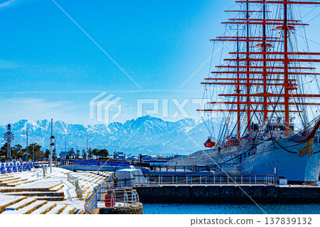 The air is clear in winter, and the Tateyama mountain range is beautifully visible at Kaiomaru Park. The air is clear in winter, and the Tateyama mountain range is beautifully visible at Kaiomaru Park. 137839132