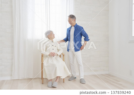一對老年夫婦在客廳聊天 137839240