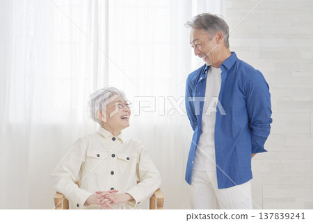 一對老年夫婦在客廳聊天 137839241