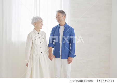 Senior couple having a conversation in the living room 137839244