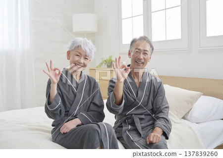 臥室裡一對老年夫婦的「OK」標誌 137839260