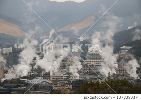 三月的一個下雨天，鐵輪溫泉和溫泉小鎮冒出陣陣蒸氣。 137839337