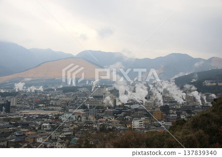 三月的一個下雨天，鐵輪溫泉和溫泉小鎮冒出陣陣蒸氣。 137839340
