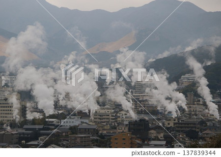 三月的一個下雨天，鐵輪溫泉和溫泉小鎮冒出陣陣蒸氣。 137839344