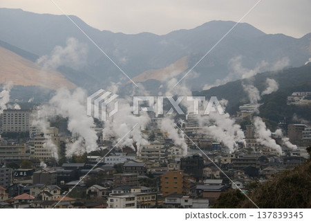 三月的一個下雨天，鐵輪溫泉和溫泉小鎮冒出陣陣蒸氣。 137839345