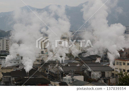 三月的一個下雨天，鐵輪溫泉和溫泉小鎮冒出陣陣蒸氣。 137839354