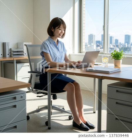 一位穿著商務休閒服的女士正在使用筆記型電腦。 137839446