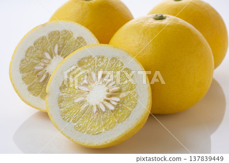 Sliced fresh pearl oranges Sliced fresh pearl oranges 137839449
