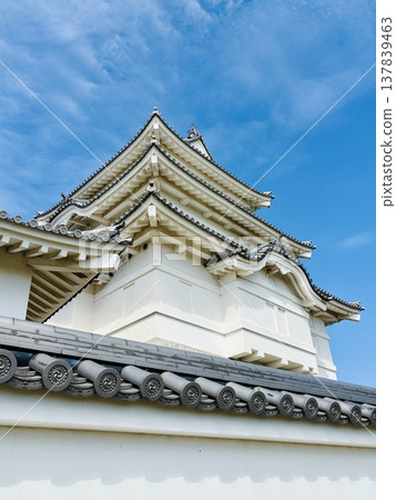 The keep of Sekiyado Castle stands out against the blue sky. 137839463