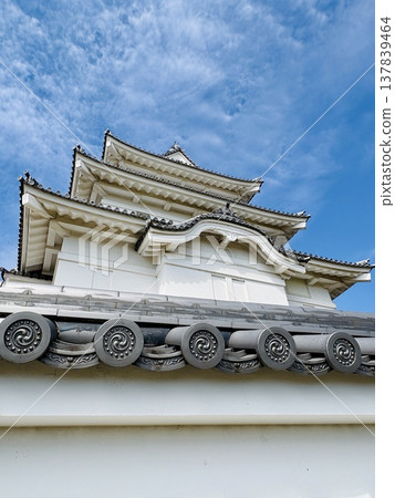 The keep of Sekiyado Castle stands out against the blue sky. 137839464
