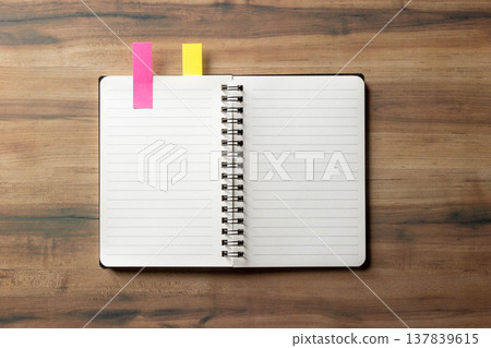 附便利貼的筆記本 附便利貼的筆記本 137839615