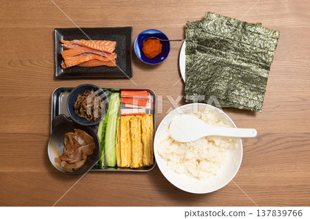 製作江戶捲的食材和醋飯都擺放在桌上。 137839766