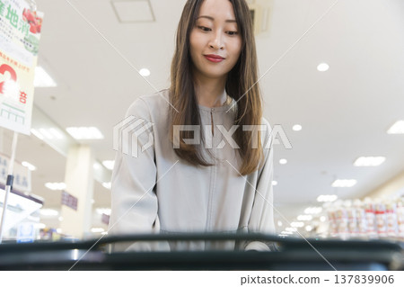 婦女在超市購物 137839906
