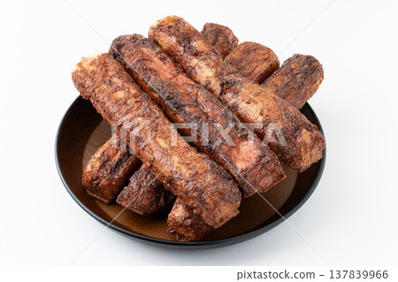 盤子裡盛著紅糖膨化米零食，背景是白色 137839966
