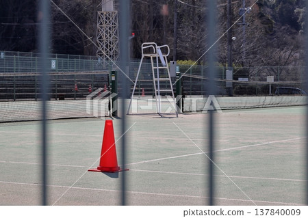 網球場上放置的標誌桿 137840009
