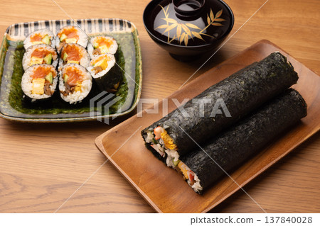 盛在盤子裡的惠方捲和切好的壽司卷 137840028