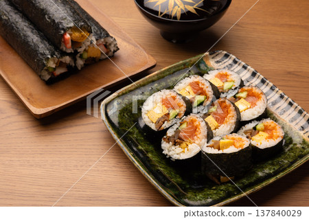 盛在盤子裡的惠方捲和切好的壽司卷 137840029