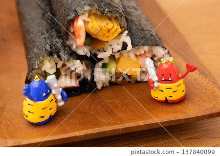 節分惠方卷（吉利方向壽司卷）以及紅鬼和藍鬼的手辦 137840099