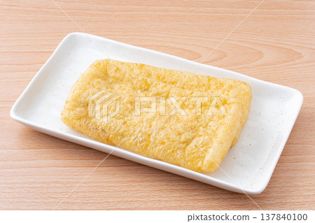 炸豆腐放在盤子上 137840100