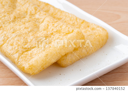 盤子裡的炸豆腐特寫 137840152