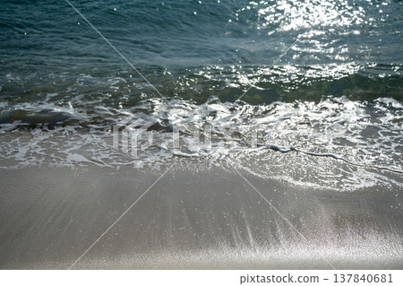陽光灑滿白濱海灘的海岸線 陽光灑滿白濱海灘的海岸線 137840681